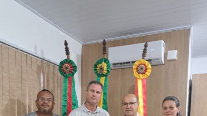 Resgate Histórico: Prefeito Ronivan recebe obra sobre a vida de José do Amaral Ferrador